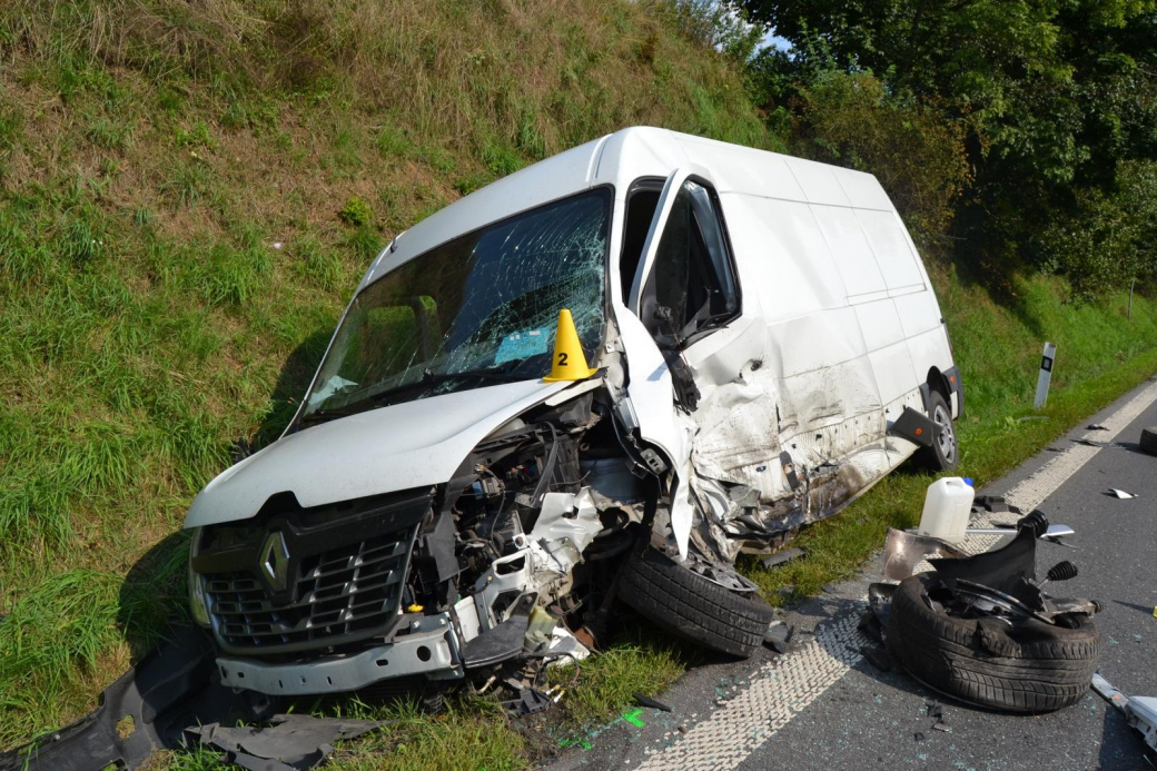 Při srážce dodávky s osobním autem utrpěli řidiči lehká zranění 