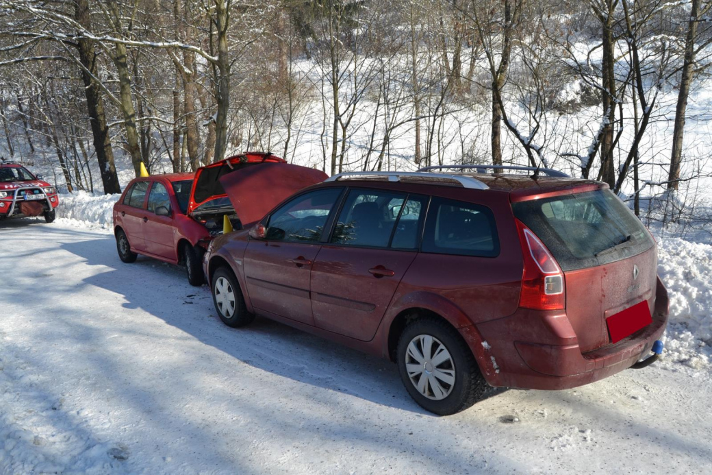 Při čelním střetu dvou osobních aut utrpěla jedna řidička lehké zranění 