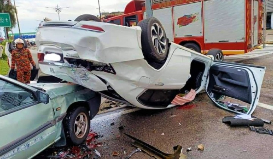 Mladík pod vlivem drog nezvládl řízení a při havárii poškodil osm vozidel