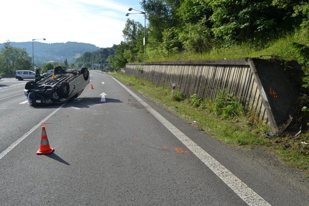 Řidička vyháněla hmyz a převrátila auto na střechu