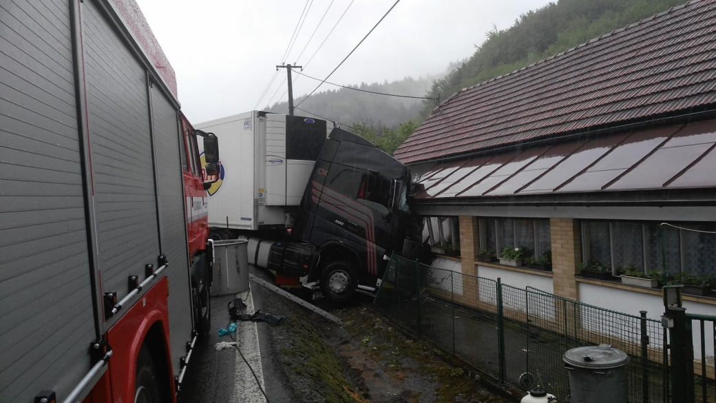 Řidič osobního auta podlehl zraněním po srážce s kamionem 