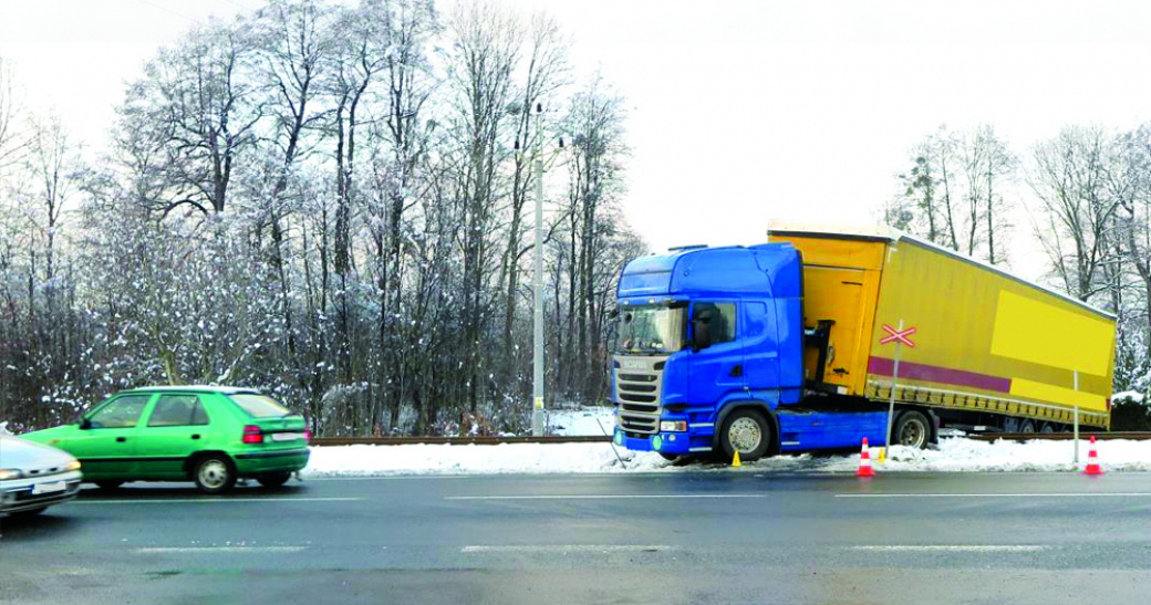 Kamion uvízl v Zubří na přejezdu