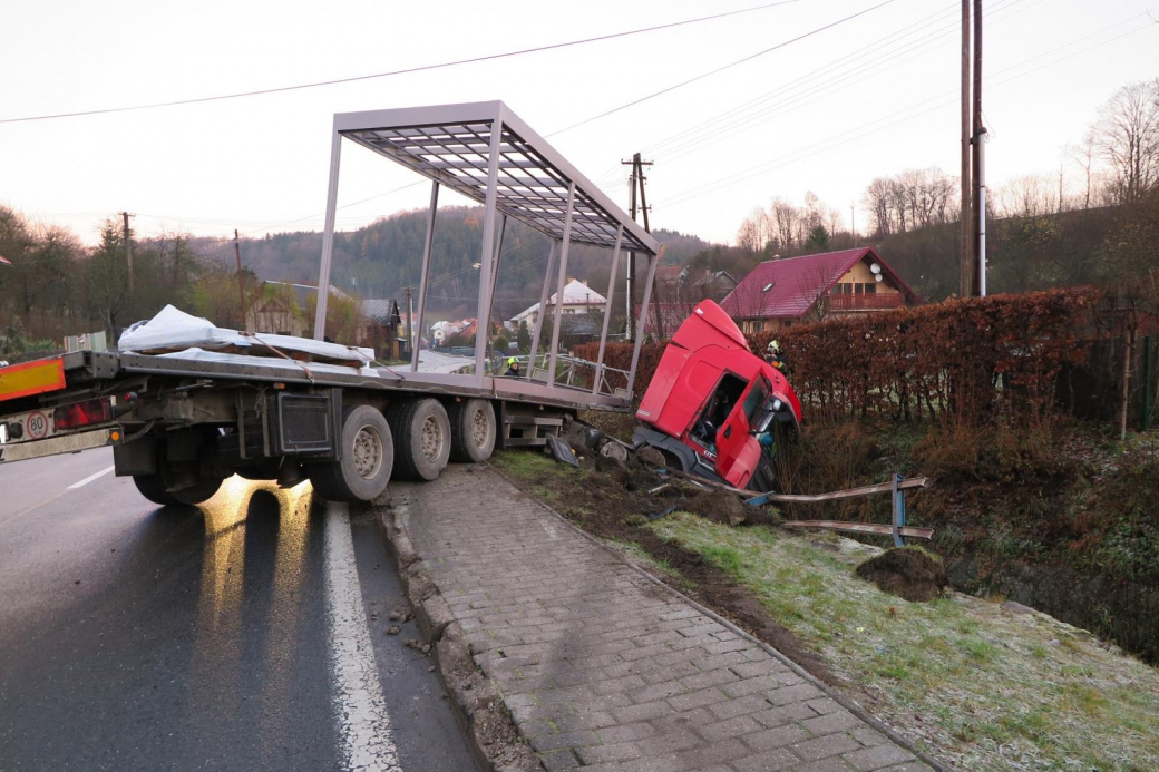 Po smyku skončil kamion v korytu potoka