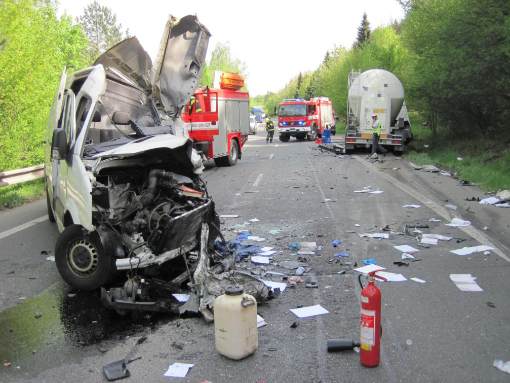 Tragická dopravní nehoda u Vsetína. Řidič dodávky nepřežil