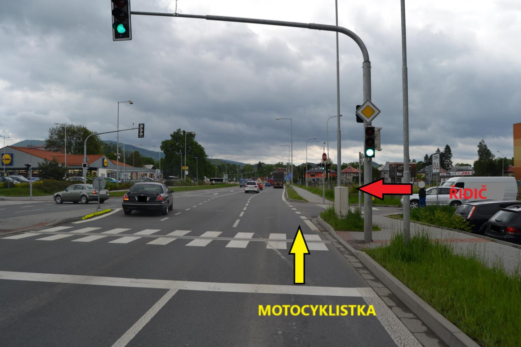 Dopravní policisté žádají svědky o informace ke střetu motorky a dodávky v Rožnově p. R.