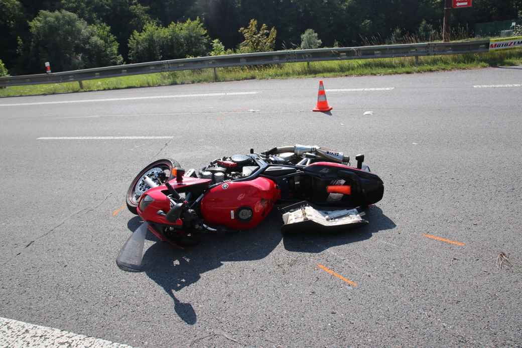 Motorkář při nehodě utrpěl těžké zranění, spolujezdkyně lehké 