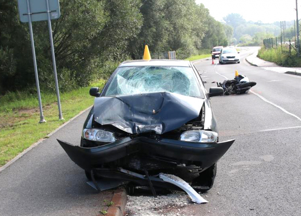 Motorkář se čelně srazil s autem. S těžkým zraněním byl převezen do nemocnice