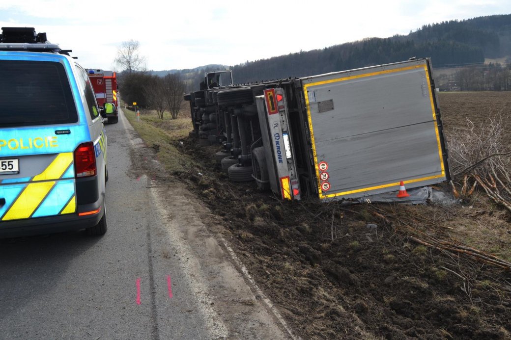 Motorkář vytlačil řidiče nákladní soupravy z vozovky