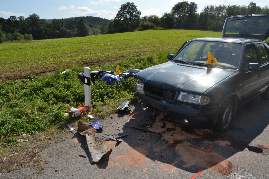 Motorkářka nezvládla zatáčku a srazila se s autem