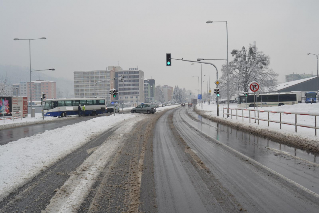 Nedala přednost a nabořila autobus