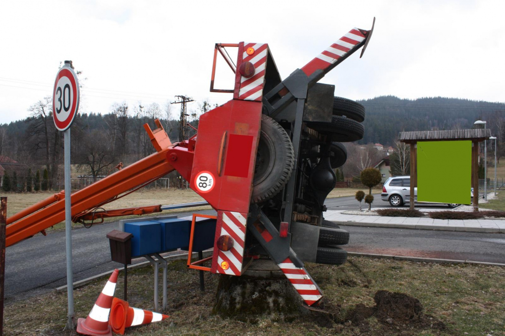 Vysokozdvižná plošina se vyvrátila i s obsluhou