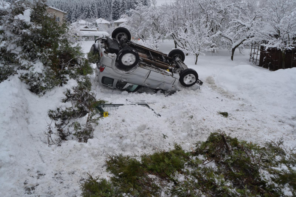 Řidič spěchal a převrátil auto na střechu