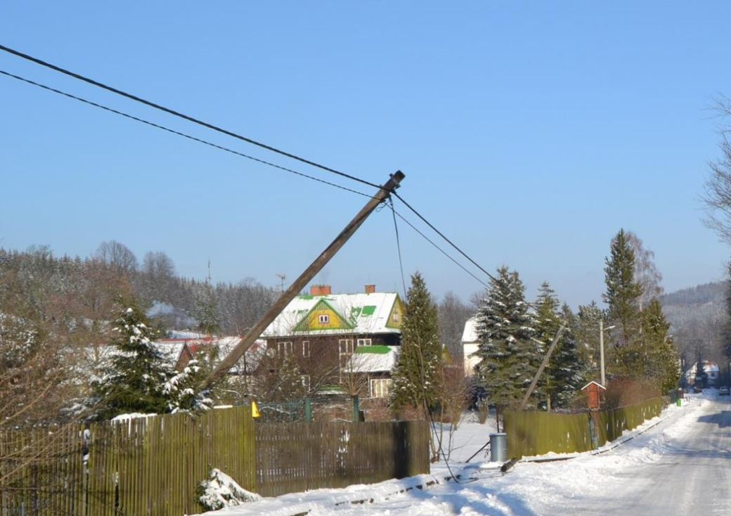 Náklaďákem pokácel tři sloupy elektrického vedení 