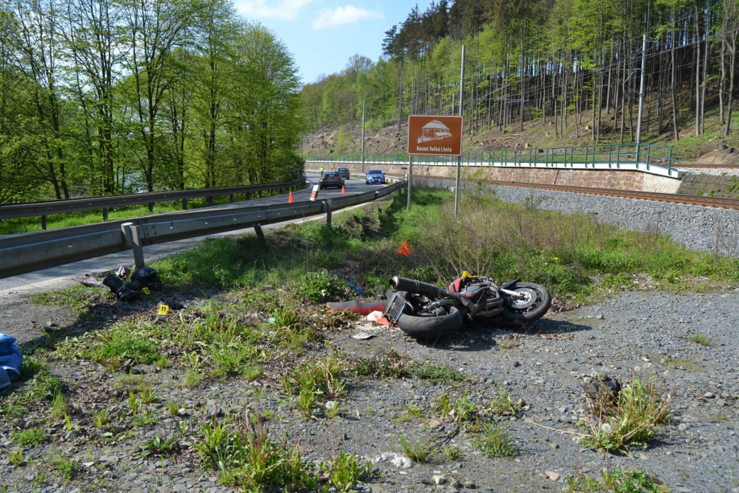 Motorkář se smrtelně zranil při riskantním předjíždění u Valašského Meziříčí