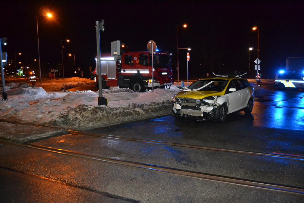 V Rožnově narazil  na přejezdu vlak do auta