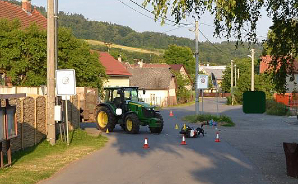 Při střetu traktoru a skútru utrpěl motocyklista těžké zranění 