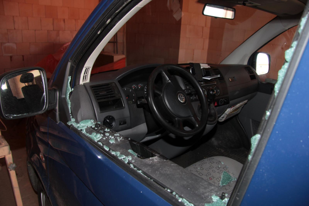 Zloděj cihlou  rozbil okénko a ukradl z auta peněženku 