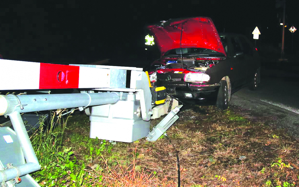 Ujížděl hlídce a zničil semafor na přejezdu u Bystřičky