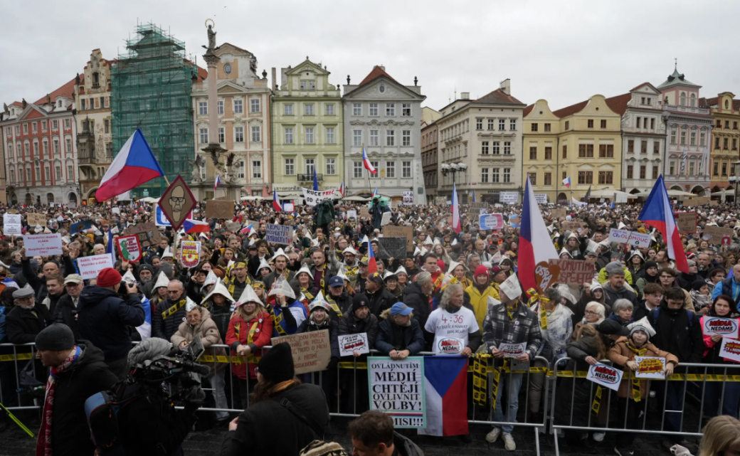 „Hanba, demisi.“ Demonstranti zaplnili Staroměstské náměstí