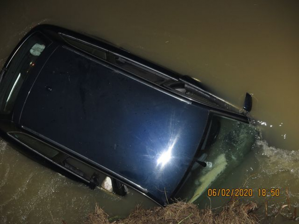 Vozidlo s ujíždějícími cizinci havarovalo v řece