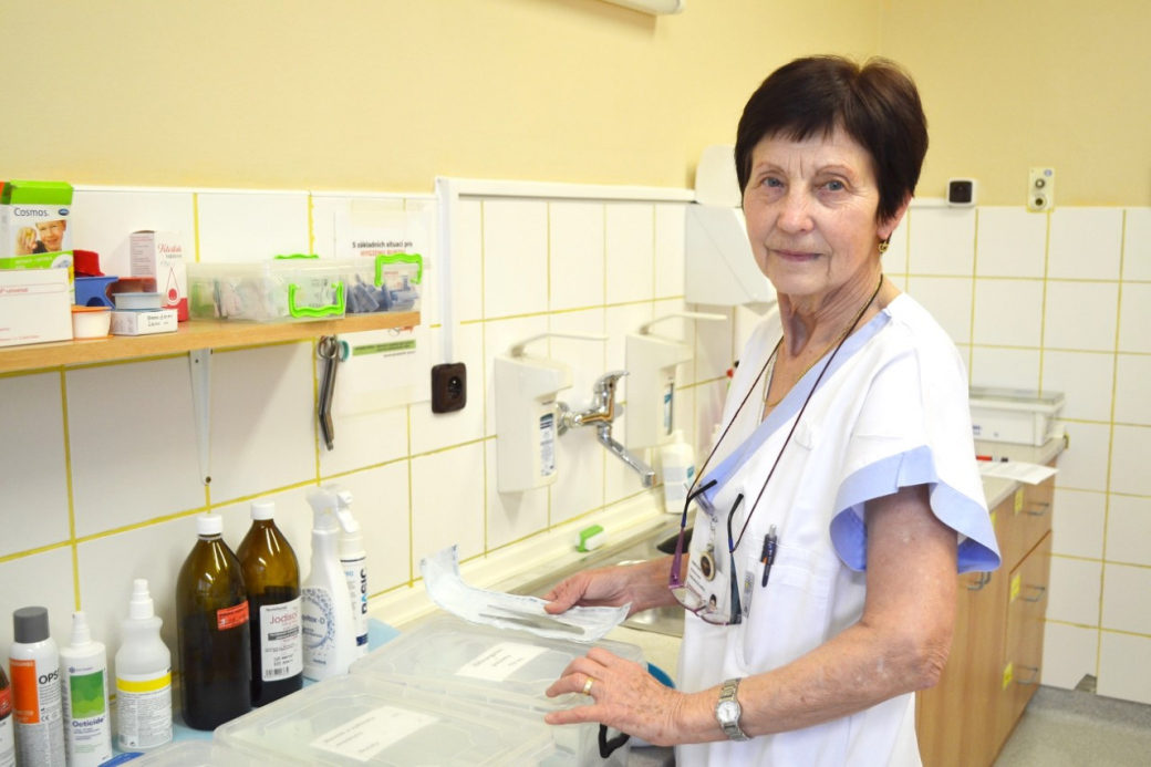 Práce mě stále naplňuje a nesmírně baví, říká sestřička Emilie Šmerdová, která pracuje ve valašskomeziříčské nemocnici již 45 let