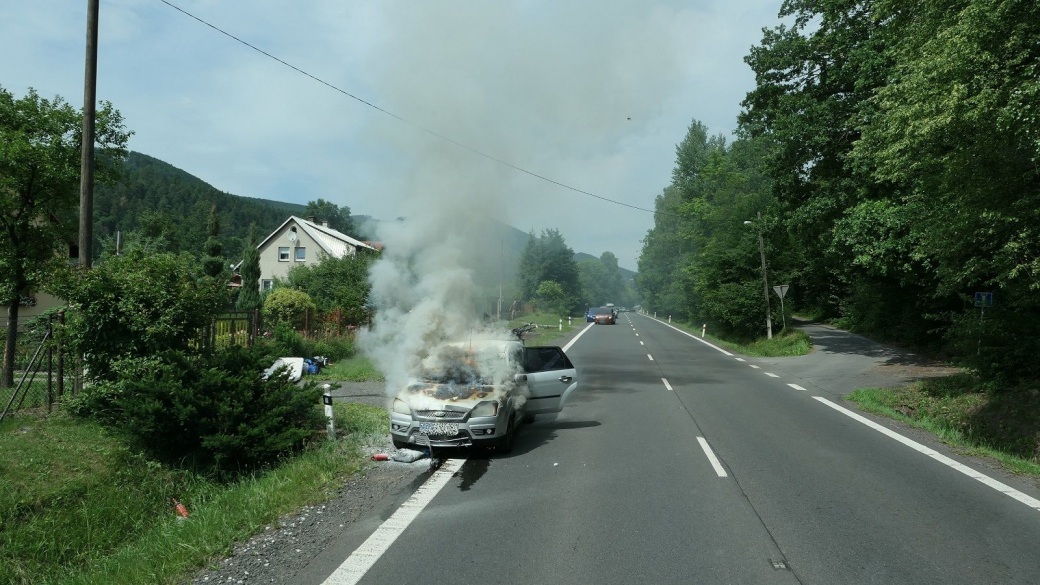 V Rožnově p. R. začal hořet osobní automobil během jízdy