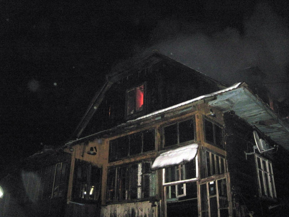 Dřevěnice v Horní Bečvě lehla popelem. Pod troskami nalezli hasiči ohořelé tělo