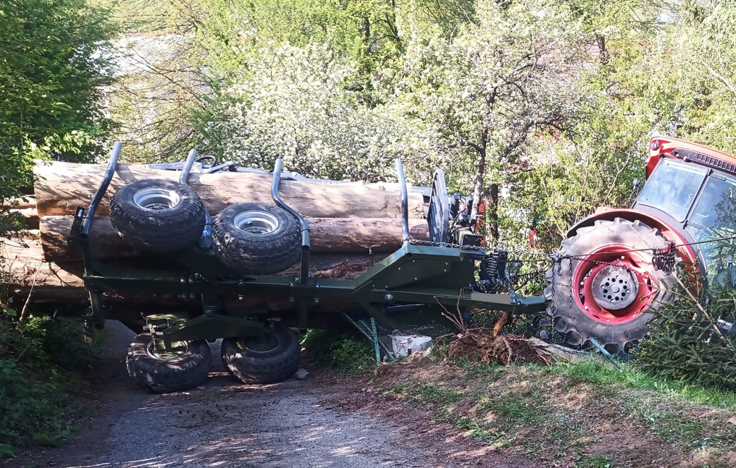 Převrácený traktor v Prlově způsobil únik plynu