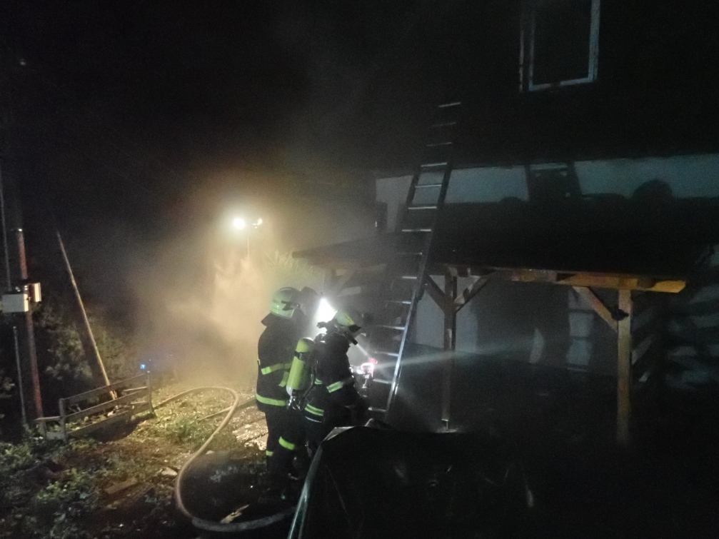 U požáru rodinného domu zasahovalo šest jednotek hasičů
