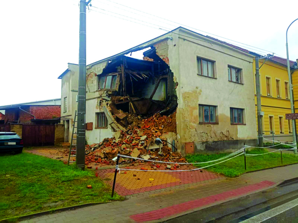 Kvůli dešti se hroutí domy. Hasiči zasahují na mnoha místech v kraji