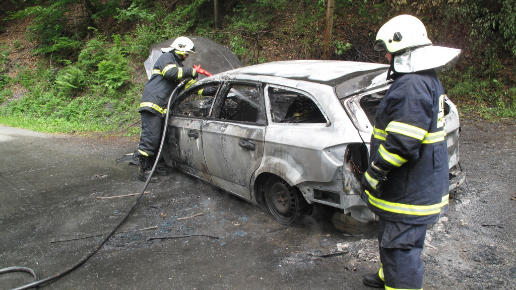 Vypůjčené auto kompletně shořelo