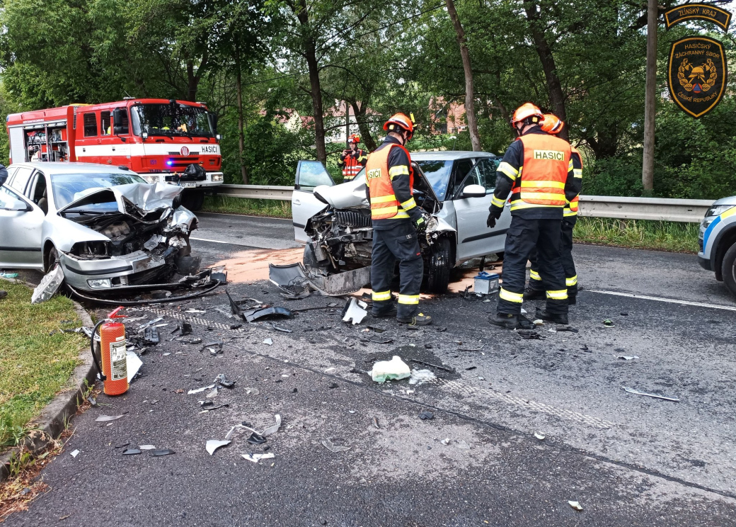Čelní srážka dvou aut na rovném úseku. Čtyři zranění