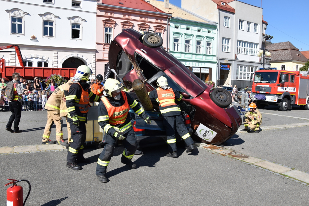 Hasiči prověřili své dovednosti při vyprošťování z havarovaných vozidel