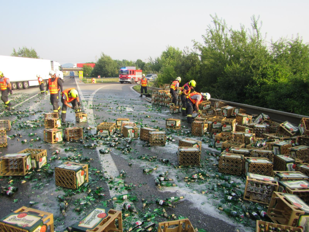 Plzeňské pivo se rozlilo po silnici a zastavilo dopravu