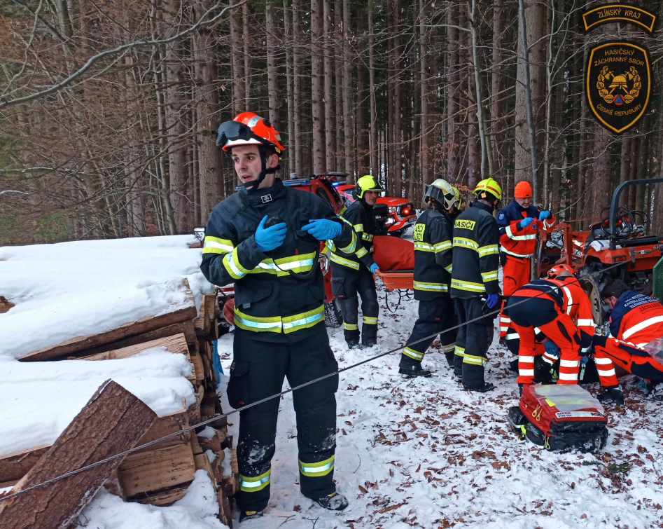 Dva úrazy při práci v lese. Jeden byl smrtelný