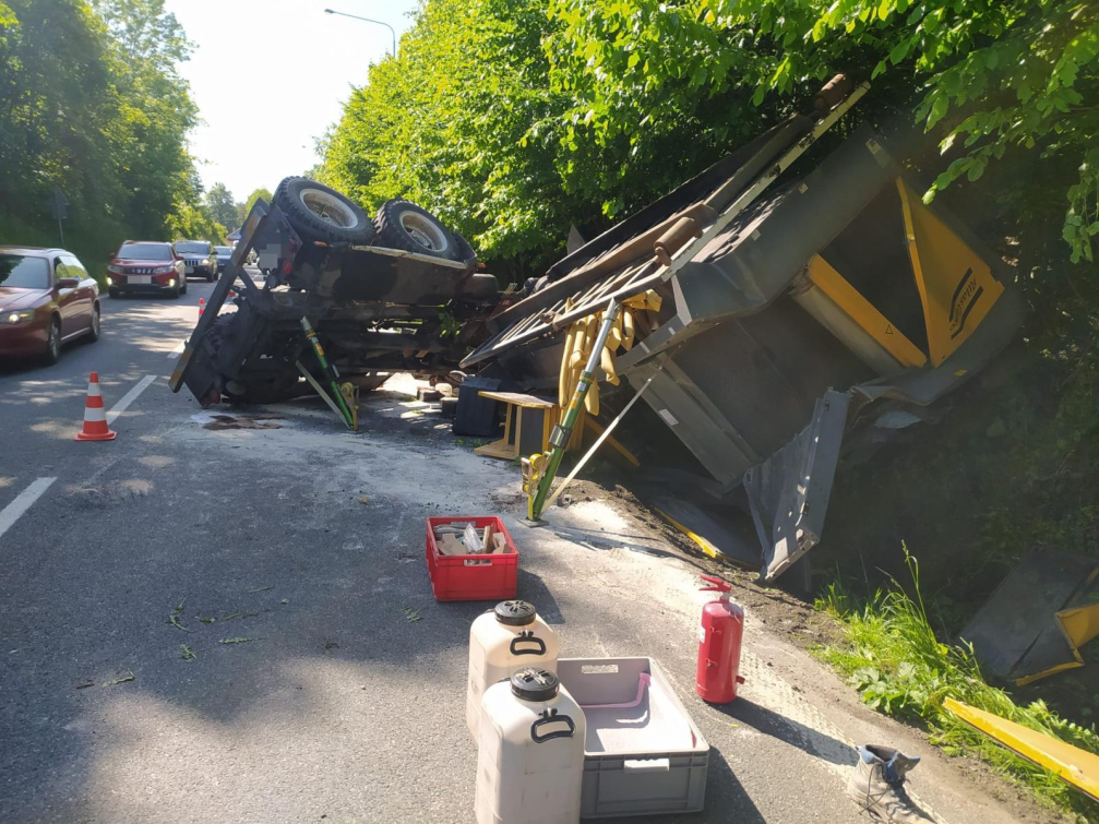 Na hlavním tahu v Dolní Bečvě havaroval náklaďák. Řidiče transportoval vrtulník 