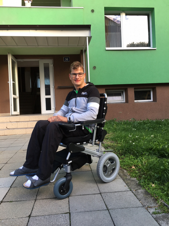 Nadace Agel přispěla na invalidní vozík 24letému Honzovi