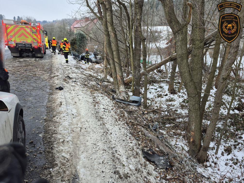 Řidič v Hošťálkové narazil do stromu a zůstal v něm zaklíněn 