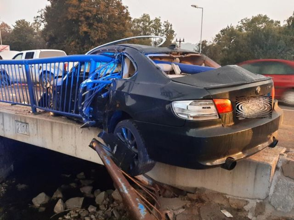 Ranní nehoda v Novém Hrozenkově. Zábradlí projelo skrz autem 