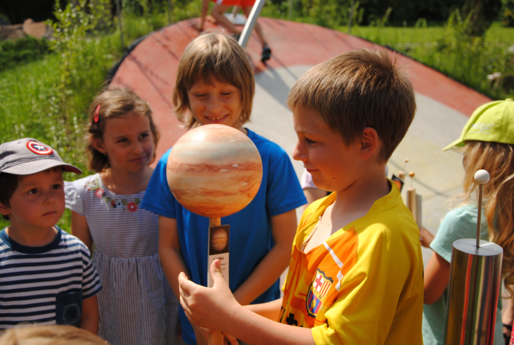 Děti si ve hvězdárně hrály na planety a fotony 