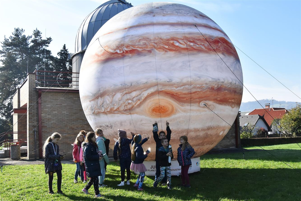 Školáci si na hvězdárně prohlédli zblízka Jupiter