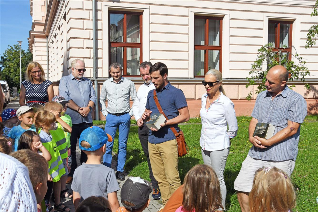 Kameny zmizelých připomínají oběti holocaustu