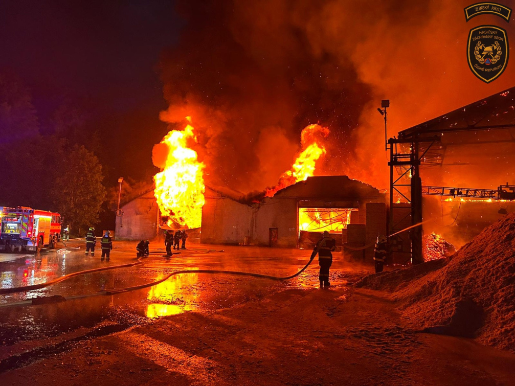 Ve Velkých Karlovicích hořela pila. Škody půjdou do stovek milionů