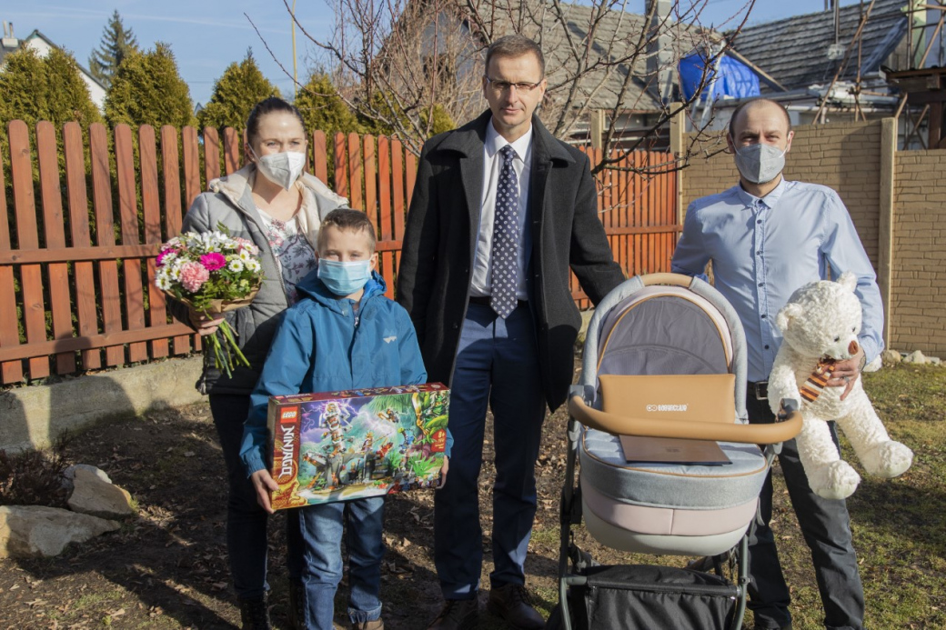 Hejtman navštívil Karolínku, prvního občánka letošního roku