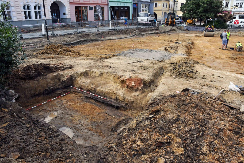 Archeologové našli na náměstí barokní kašnu