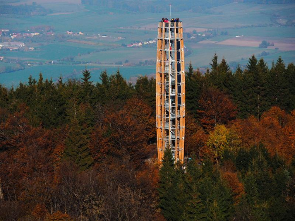 Zajděme si na výlet za uměním a architekturou v přírodě: Rozhledna Kelčský Javorník