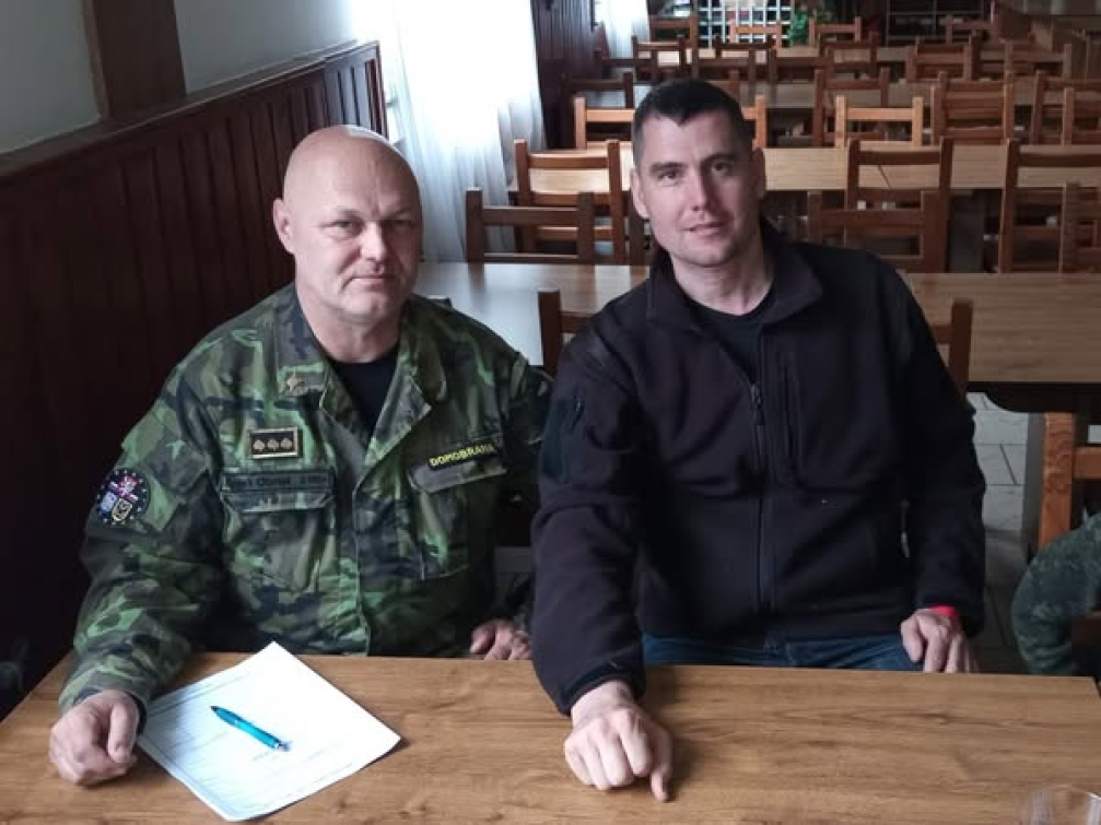 Pokud nám volby ukradnou, nazrál čas na odboj, vyzval lídr Stačilo! Své příznivce cvičí se zbraní