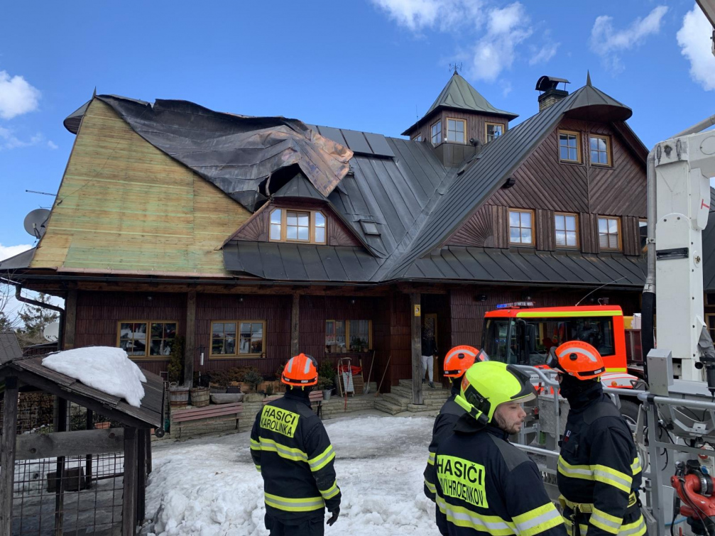 Chata na Kohútce na Vsetínsku přišla o část střechy. Příčinou byl silný vítr