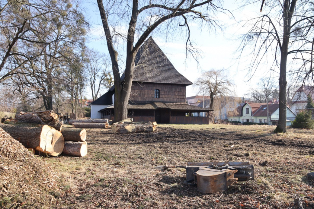 Začala další etapa obnovy kostela sv. Trojice. Archeolog muzea odkryl hroby z 19. století