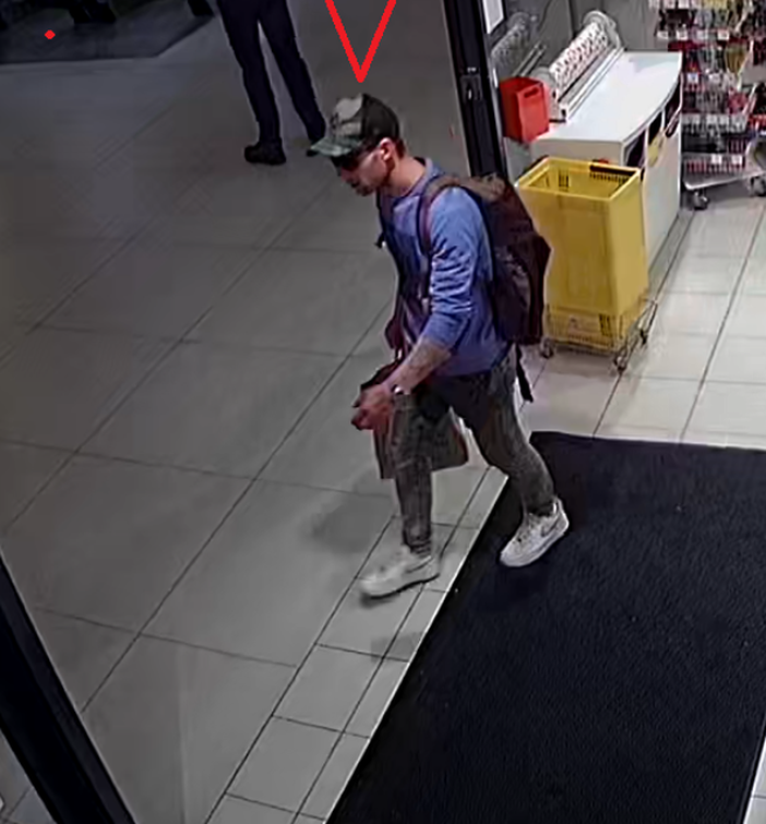 Krádež v drogerii. Policie hledá muže na fotografiích
